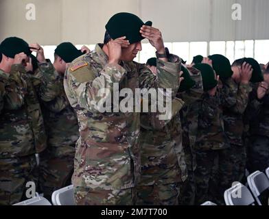 Soldaten, die den USA zugeteilt wurden Army John F. Kennedy Special Warfare Center and School trägt zum ersten Mal ihre grünen Basken während einer ersten Regimentalformation in Fort Bragg, North Carolina, am 12. Mai 2022. Die Zeremonie markierte den Abschluss des Qualifizierungskurses für Spezialkräfte, wo Soldaten die Ehre erlangten, die grüne Baskenmütze zu tragen, die offizielle Kopfbedeckung der Spezialeinheiten. Stockfoto