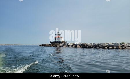 Der Oswego Harbor West Pierhead Lighthouse ist eine aktive Navigationshilfe am Ende eines 2.000 Meter langen Wellenbrechers vor der Küste von Oswego, New York, am 12. Mai 2022. Das Wellenbrecherwasser, das von den USA gepflegt wird Das Army Corps of Engineers im Buffalo District sorgt für eine sichere Navigation für kommerzielle und Freizeitschiffe, die auf den Großen Seen und dem Oswego River unterwegs sind. Stockfoto