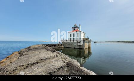 Der Oswego Harbor West Pierhead Lighthouse ist eine aktive Navigationshilfe am Ende eines 2.000 Meter langen Wellenbrechers vor der Küste von Oswego, New York, am 12. Mai 2022. Das Wellenbrecherwasser, das von den USA gepflegt wird Das Army Corps of Engineers im Buffalo District sorgt für eine sichere Navigation für kommerzielle und Freizeitschiffe, die auf den Großen Seen und dem Oswego River unterwegs sind. Stockfoto