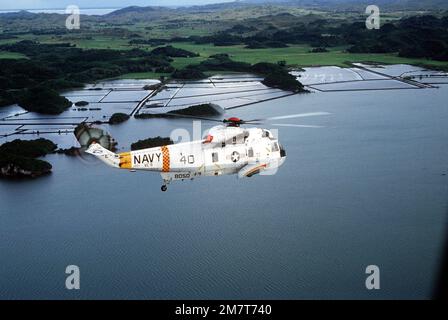 Air-to-Air-Seitenansicht eines SH-3 Sea King Hubschraubers der Fleet Composite Squadron 5 (VC-5). Land: Philippinen (PHL) Stockfoto