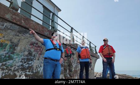 USA Army Corps of Engineers, Teammitglieder des Buffalo District stehen am Oswego Harbor Breakwater neben dem Oswego Harbor West Pierhead Lighthouse vor der Küste von Oswego, New York, am 12. Mai 2022. Das Wellenbrecherwasser, das vom Buffalo District gepflegt wird, gewährleistet eine sichere Schifffahrt für gewerbliche und Freizeitschiffe, die auf den Großen Seen und dem Oswego River fahren. Stockfoto