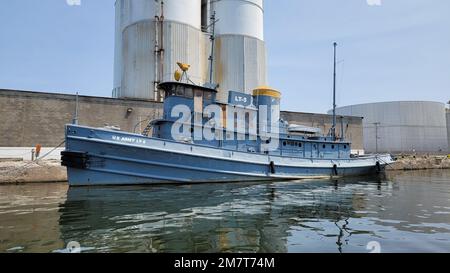 Die ehemaligen USA Army Transport LT-5, ein großes Schleppboot, das ursprünglich als „Major Elisha K. Henson“ bezeichnet wurde, liegt am 12. Mai 2022 im H. Lee White Marine Museum in Oswego, New York, vor Anker. Der LT-5 – heute ein nationales historisches Wahrzeichen – wurde 1943 in Oyster Bay, New York, erbaut und diente im European Theater of WWII Armeekorps der Ingenieure, Buffalo District im Jahr 1946, umbenannt in Nash, wurde im Frühjahr 1989 ins Museum überführt. Stockfoto