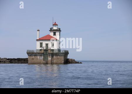 Der Oswego Harbor West Pierhead Lighthouse ist eine aktive Navigationshilfe am Ende eines 2.000 Meter langen Wellenbrechers vor der Küste von Oswego, New York, am 12. Mai 2022. Das Wellenbrecherwasser, das von den USA gepflegt wird Das Army Corps of Engineers im Buffalo District sorgt für eine sichere Navigation für kommerzielle und Freizeitschiffe, die auf den Großen Seen und dem Oswego River unterwegs sind. Stockfoto