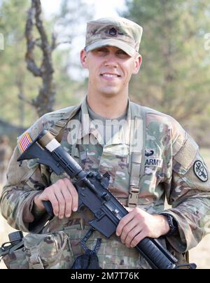 Staff Sgt. Garrett Troutt, General Leonard Wood Army Community Hospital, Ft. Leonard Wood, Mo., lächelt nach einem harten Wettbewerb in Ft. McCoy, Wisconsin 12. Mai 2022. Stockfoto