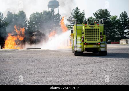 Mitglieder der 375. Ziviltechniker-Geschwader-Feuerwehr und der MidAmerica-Feuerwehr löschten am 12. Mai 2022 einen kontrollierten Brand auf dem Luftwaffenstützpunkt Scott, Illinois. Diese Schulung muss von jedem Feuerwehrmann absolviert werden, der von der Bundesluftfahrtbehörde für die Ausübung von Aufgaben auf Fluglinien zugelassen werden muss. Stockfoto