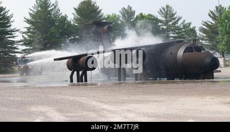 Mitglieder der 375. Ziviltechniker-Geschwader-Feuerwehr und der MidAmerica-Feuerwehr löschten am 12. Mai 2022 einen kontrollierten Brand auf dem Luftwaffenstützpunkt Scott, Illinois. Diese Schulung muss von jedem Feuerwehrmann absolviert werden, der von der Bundesluftfahrtbehörde für die Ausübung von Aufgaben auf Fluglinien zugelassen werden muss. Stockfoto