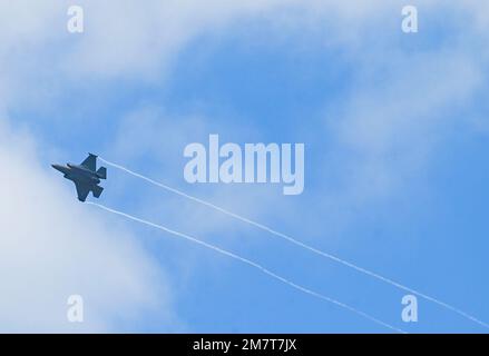 EIN US-AMERIKANISCHER Air Force F-22 Raptor mit der Virginia Air National Guard fliegt am 12. Mai 2022 während Sentry Savannah über das Air Dominance Center. Sentry Savannah ist die wichtigste Gegenluftübung der Air National Guard, die 10 Einheiten von Kampfflugzeugen der vierten und fünften Generation umfasst, die die Fähigkeiten von Kampfflugzeugen in einer simulierten Umgebung, in der sich die Mitstreiter nahe befinden, testen und die nächste Generation von Kampfflugpiloten für den Kampf von morgen trainieren. Stockfoto