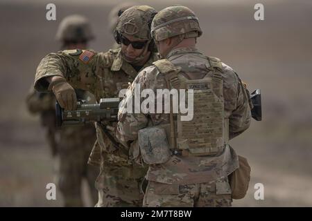 Holden Kennedy zeigt einem Soldaten, wie man die AT4 für den Einsatz vorbereitet. Soldaten der Nationalgarde der Idaho Army von Charlie Company, 2-116. kombinierter Arms Battalion Train mit der AT4 Panzerabwehrwaffe im Feld während der jährlichen Ausbildung. Die diesjährigen Übungen finden statt, bevor die CAB 2-116. zur Unterstützung der Operation Spartan Shield eingesetzt wird. Stockfoto