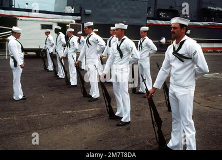 Eine Ehrenwache steht während der Inbetriebsetzung des Waffenzerstörers USS SCOTT (DDG 995) auf der Paraderuhe. Sie haben M14 Gewehre. Basis: Pascagoula Bundesstaat: Mississippi (MS) Land: Vereinigte Staaten von Amerika (USA) Stockfoto