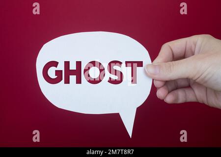 Sprechblase vor farbigem Hintergrund mit Geistertext. Stockfoto