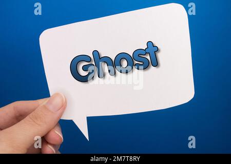 Sprechblase vor farbigem Hintergrund mit Geistertext. Stockfoto