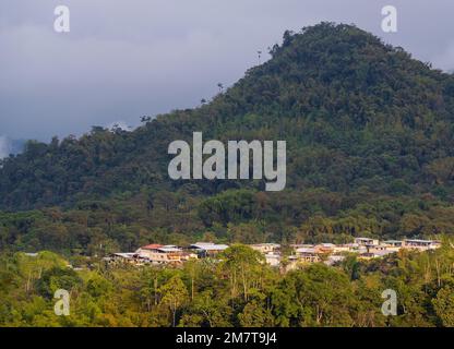 Die Stadt MINDO bei Sonnenaufgang befindet sich in Mindo Tandayapa Cloud Forest, Quito Region, Ecuador. Stockfoto