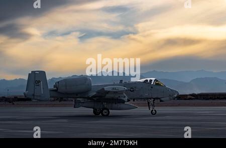 Ein A-10C Thunderbolt II, der der 422. Test- und Evaluierungsschwadron zugeteilt wurde, zieht sich zurück, nachdem er während der Black Flag 22-1 am Nellis Air Force Base, Nevada, am 12. Mai 2022 betankt wurde. Black Flag 22-1 konzentriert sich auf die Entwicklung und Validierung von Taktiken und Integrationen großer Streitkräfte, die erforderlich sind, um Kampffähigkeit und taktischen Vorteil für die Kampfluftstreitkräfte zu bieten. Stockfoto