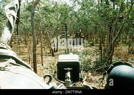 M-60A1-Tanks, die an die e 31. Marine Amphibious Unit (31. MAU) angeschlossen sind, und ein bewaffneter Passagier der australischen Armee M-113 fahren während des Trainings Kangaroo 4 durch ein bewaldetes Gebiet. Betreff Betrieb/Serie: KANGAROO 4 Land: Australien (AUS) Stockfoto