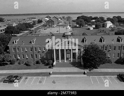 Eine Luftaufnahme von der Vorderseite des neuen Hauptquartiers im Marine Corps Recruit Depot. Im Hintergrund befindet sich das östliche Ende des Recruit Depots. Basis: USMC Recruit Depot, Parris Island Bundesstaat: South Carolina (SC) Land: Vereinigte Staaten von Amerika (USA) Stockfoto