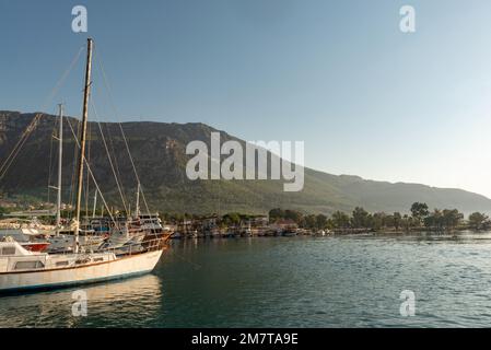 Akyaka, Mugla, Türkei. September 8. 2022 Boote liegen im wunderschönen Hafen am Eingang zum Azmak River an der türkischen Riviera an der Küste vor Anker Stockfoto