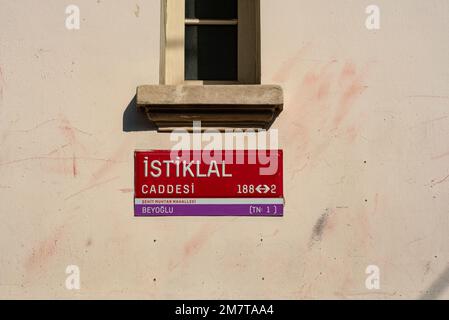 Istanbul, Türkei. September 18. 2021 Schild Istiklal Street am Taksim Platz im belebten Einkaufsviertel Beyoglu auf der europäischen Seite von Istanbul, Stockfoto