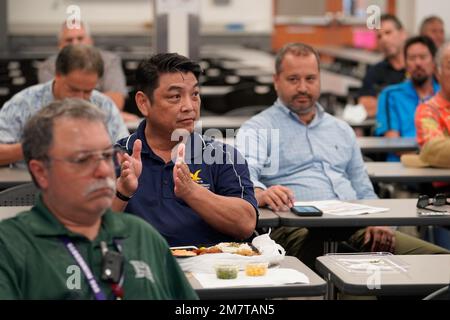 Dan Yamane, Director of Quality Assurance for Pearl Harbor Naval Shipyard and Intermediate Maintenance Facility (PHNSY & IWF), erörtert Naval Sustainment System – Shipyard Initiatives mit Vice ADM. Bill Galinis, Commander of Naval Sea Systems Command (NAVSEA), 12. Mai 2022. Sowohl Galinis als auch Giao Phan, Executive Director bei NAVSEA, nahmen an mehreren Gesprächen in kleinen Gruppen mit Projektleiterteams und Ingenieuren Teil, die NSS-SY-Initiativen diskutierten. Bei diesen Gesprächen unterstrich Galinis die Bedeutung der Arbeit des PHNSY & IWF-Teams und der unternehmensweiten Marinearbeit Stockfoto