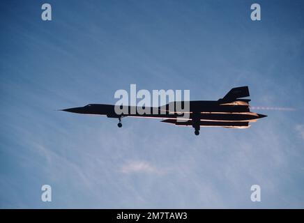 Eine Luft-Luft-Ansicht von links eines SR-71a-Flugzeugs. Land: Unbekannt Stockfoto
