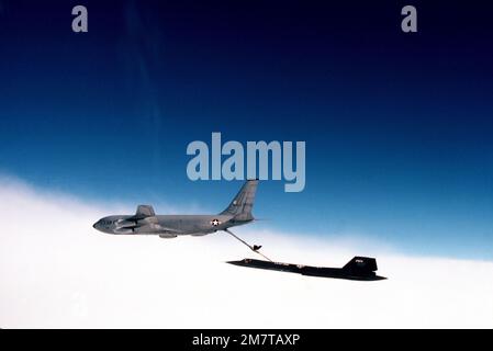 Eine Air-to-Air-Ansicht von links eines SR-71a-Flugzeugs, das mit einem KC-135 Stratotanker-Flugzeug betankt wird. Land: Unbekannt Stockfoto