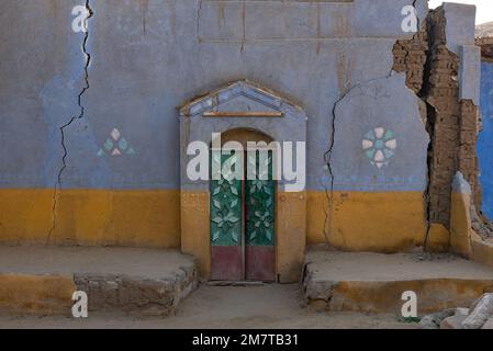 Assuan, Ägypten. Dezember 10. 2022 traditionelles, bunt gestrichenes nubisches Haus in einem Dorf am Westufer des Nils in der Nähe von Assuan in Uppe Stockfoto