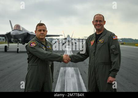 MISAWA, Japan (13. Mai 2022) – Oberst Jesse Friedel, Left, Befehlshaber des 35. Kampfflügels, schüttelt sich mit Kapitän Paul A. Hockran, Befehlshaber der Naval Air Facility (NAF) Misawa, während eines „Elefantenspaziergangs“ am Luftwaffenstützpunkt Misawa die Hand. Der Elephant Walk zeigte die kollektive Bereitschaft und Fähigkeit des Luftwaffenstützpunktes Misawa, sofort Kampfflugkraft zu erzeugen, um die regionale Stabilität im gesamten Indo-Pazifik zu gewährleisten. NAF Misawa bietet Unterstützung und Dienstleistungen für die Luftfahrt und Bodenlogistik für alle permanenten und transienten USA Navy und USA Marinekorps in Nordjapan. Stockfoto