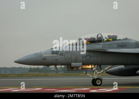 MISAWA, Japan (13. Mai 2022) – ein EA-18G Growler, der den „Gelben Jacken“ des Electronic Attack Squadron 138 zugeteilt wurde, Taxifahrer, die während eines „Elephant Walk“ auf dem Luftstützpunkt Misawa ihre Position einnehmen. Der Elephant Walk zeigte die kollektive Bereitschaft und Fähigkeit des Luftwaffenstützpunktes Misawa, sofort Kampfflugkraft zu erzeugen, um die regionale Stabilität im gesamten Indo-Pazifik zu gewährleisten. Naval Air Facility Misawa bietet allen permanenten und transienten US-amerikanischen Fluggesellschaften und Bodenlogistik-Dienstleistungen Navy und USA Marinekorps in Nordjapan. Stockfoto