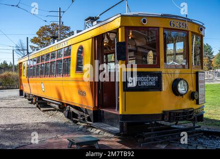 Der Außenblick auf die Straßenbahn Nr. 639 führte Besucher zu einer Fahrt im Seashore Trolley Museum Stockfoto