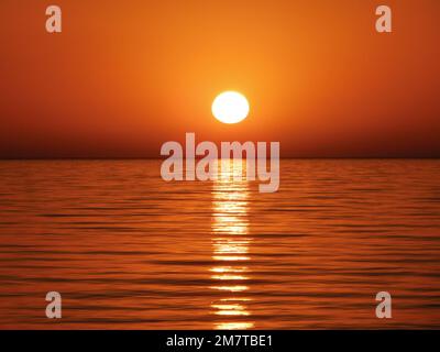 Sonnenuntergang über dem Kaspischen Meer. Monat September. Stockfoto