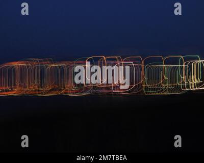 Leuchtendes Farbmuster. Vor dem Hintergrund des Nachthimmels. Stockfoto