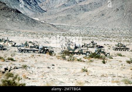 Viele Ausrüstungsgegenstände des Marine Corps, wie M60A1-Panzer, LVTC7 Landewagen, M109 155 mm selbstfahrende Haubitzen und M151 Jeeps, werden hier während der Einweisung eines Kommandanten aufgestellt. Die Ausrüstung wird bei Operation CAX 1-2-82 im Marine Corps Air-to-Ground Combat Center eingesetzt. Betreff Betrieb/Serie: CAX 1-2-82 Basis: Twentynine Palms Bundesstaat: Kalifornien (CA) Land: Vereinigte Staaten von Amerika (USA) Stockfoto