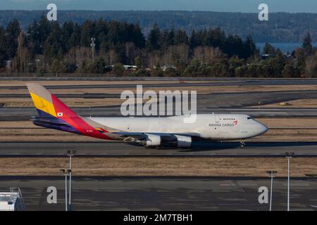 SeaTac, Washington, USA. 10. Januar 2023. Ein Asiana Airlines Cargo 747-400 startet am Seattle-Tacoma International Airport. Kredit: Paul Christian Gordon/Alamy Live News Stockfoto