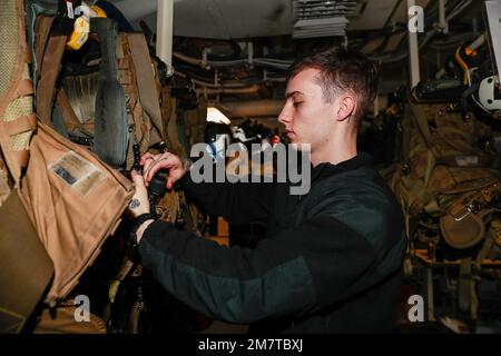 PHILIPPINE SEA (13. Mai 2022) Aircrew Survival Equipmentman 3. Class Devon Fredrick aus Lafayette, La. Inspiziert Rettungswesten an Bord des Flugzeugträgers USS Abraham Lincoln (CVN 72) der Nimitz-Klasse. Die Abraham Lincoln Strike Group befindet sich in einem geplanten Einsatz im US-7.-Flottenbereich, um die Interoperabilität durch Allianzen und Partnerschaften zu verbessern und gleichzeitig als einsatzbereite Truppe zur Unterstützung einer freien und offenen Region Indo-Pacific zu fungieren. Stockfoto