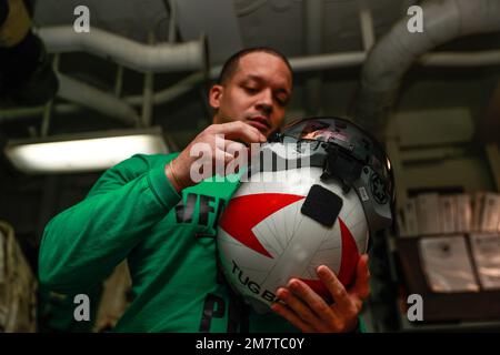 PHILIPPINE SEA (12. Mai 2022) Aircrew Survival Equipmentman 2. Class Heinz Lenard, aus Shreveport, La., zugewiesen an die „Black Aces“ der Streikkkämpfer-Staffel (VFA) 41, inspiziert die Such- und Rettungsausrüstung von Flugzeugen an Bord des Flugzeugträgers USS Abraham Lincoln (CVN 72) der Nimitz-Klasse. Die Abraham Lincoln Strike Group befindet sich in einem geplanten Einsatz im US-7.-Flottenbereich, um die Interoperabilität durch Allianzen und Partnerschaften zu verbessern und gleichzeitig als einsatzbereite Truppe zur Unterstützung einer freien und offenen Region Indo-Pacific zu fungieren. Stockfoto