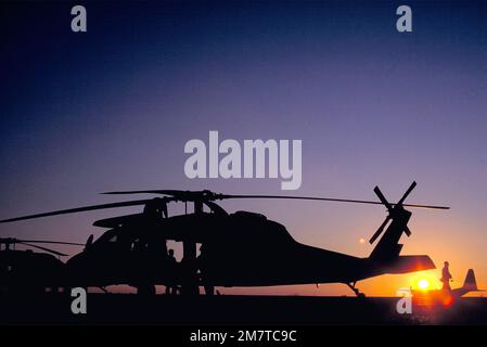 Ein geparkter UH-60 BlackHawk Helikopter wird von der frühen Morgensonne während des Trainings Bright Star '82 umschlossen. Betreff Betrieb/Serie: BRIGHT STAR '82 Land: Ägypten (EGY) Stockfoto