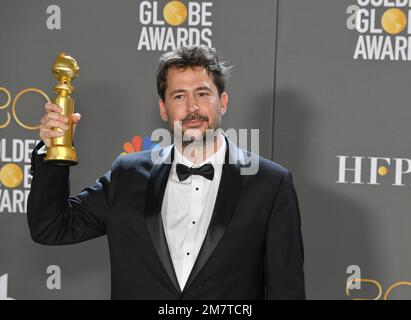 Beverly Hills, Usa. 10. Januar 2023. Ricardo Darin erscheint hinter der Bühne, nachdem er am Dienstag, den 10. Januar 2023, den Preis für „Argentinien 1985" für den besten Film – nicht englische Sprache (früher Fremdsprache) im Beverly Hilton in Beverly Hills, Kalifornien, bei den 80. Golden Globe Awards gewonnen hat. Foto: Jim Ruymen/UPI Credit: UPI/Alamy Live News Stockfoto