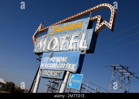 Schild für das geschlossene Sahara Motel an der US 95 in Jordan Valley, Oregon. Stockfoto