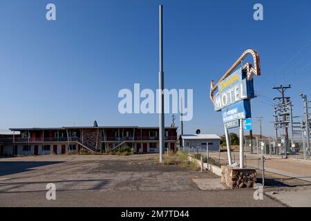 Schild für das geschlossene Sahara Motel an der US 95 in Jordan Valley, Oregon. Stockfoto