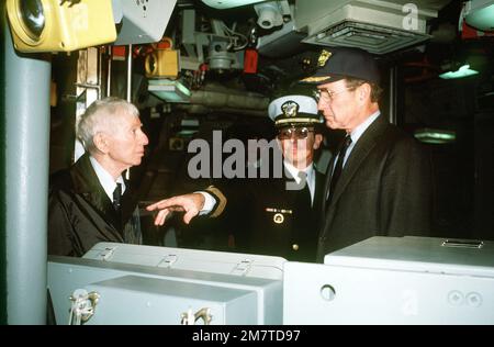 CAPTAIN Alton K. Thompson, Center, kommandierender Offizier (blaue Crew), führt ADM Hyman G. Rickover, Left, stellvertretender Sekretär für Marinereaktoren, Energieministerium, und Vizepräsident George H. W. Bush nach der Zeremonie durch das nuklearbetriebene U-Boot USS OHIO (SSBN-726). Das OHIO wurde von General Dynamics Corp. Gebaut Basis: U-Boot-Stützpunkt, Groton Bundesstaat: Connecticut (CT) Land: Vereinigte Staaten von Amerika (USA) Stockfoto