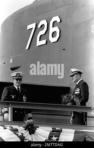 CAPTAIN Alton K. Thompson, links, befehlshabender Offizier (blaue Crew), und CAPT Arlington F. Campbell, befehlshabender Offizier (goldene Crew), stehen während der Zeremonie in der Nähe des Segels des nuklearbetriebenen U-Boots USS OHIO (SSBN-726). Das Schiff wurde von der General Dynamics Corp. Gebaut Basis: U-Boot-Stützpunkt, Groton Bundesstaat: Connecticut (CT) Land: Vereinigte Staaten von Amerika (USA) Stockfoto