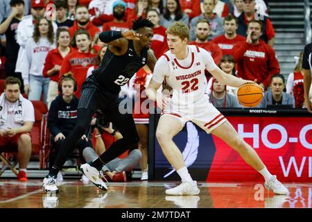 Madison, WI, USA. 10. Januar 2023. Steven Crowl (22), die Badger von Wisconsin, ist das Michigan State Spartans Center Mady Sissoko (22), die während des NCAA-Basketballspiels zwischen den Michigan State Spartans und den Wisconsin Badgers im Kohl Center in Madison, WI, verteidigt. Darren Lee/CSM/Alamy Live News Stockfoto