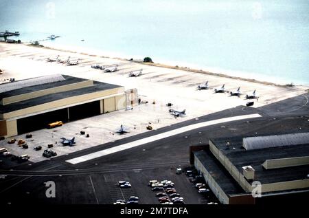 Ein Luftbild der Fluglinie während der EXERCISE COPE ELITE '81. Betreff Operation/Serie: COPE ELITE '81 Basis: Marine Corps Air Station Kaneohe Staat: Hawaii (HI) Land: Vereinigte Staaten von Amerika (USA) Stockfoto