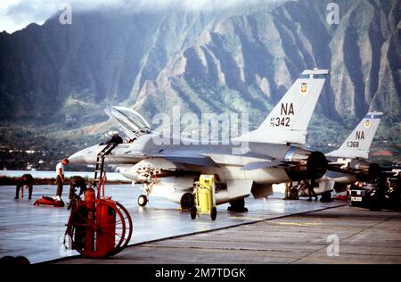 Eine linke Rückansicht eines F-16, der Falcon-Flugzeuge bekämpft, mit einem weiteren Falcon im Hintergrund während der EXERCISE COPE ELITE '81. Das Flugzeug, beladen mit einer Mark 82 500 Pfund lasergesteuerten Bombe, stammt aus dem taktischen Kampfgeschwader 428., dem taktischen Kampfflügel 474. Betreff Operation/Serie: COPE ELITE '81 Basis: Marine Corps Air Station Kaneohe Staat: Hawaii (HI) Land: Vereinigte Staaten von Amerika (USA) Stockfoto