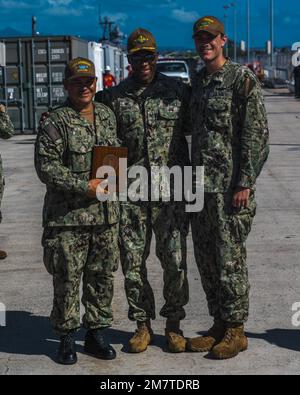 220513-N-LN285-1295 JOINT BASE PEARL HARBOR-HICKAM (13. Mai 2022) - Captain Melvin Smith, commodore Submarine Squadron 1, präsentiert Leutnant j.g. die technische Bereitschaft "E" Michael W. Ford, Qualitätssicherungsbeauftragter der USS Missouri, und Olen Hicks, Senior Chief Electronics Technician (Nuclear), Abteilung Reactor Controls von Missouri, führender Petty Officer am 13. Mai 2022. Die technische Bereitschaft „E“ wird jährlich auf der Grundlage der Fachkenntnisse der technischen Abteilung eines Kommandanten verliehen. Stockfoto