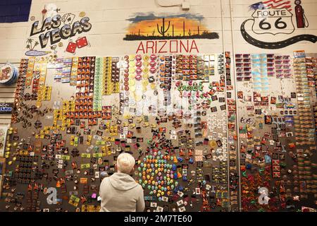 Seniorin in einem Souvenirladen in Arizona. Bunte und unterschiedlich geformte Kühlschrankmagnete. Stockfoto