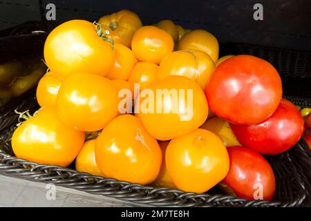 Gelbe Tomaten auf dem Regal des Supermarkts Stockfoto