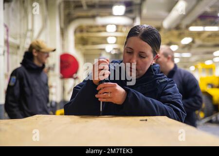 220514-N-CM110-1032 PAZIFIK (14. Mai 2022) – Aerographer's Mate 1. Class Ashley Mccown, aus El Paso, Texas, lockert den Deckel einer Bojenkiste im Fahrzeugstaufach an Bord des Amphibienflugzeugs USS Tripoli (LHA 7), 14. Mai 2022. Tripoli führt gerade Routineeinsätze in der US-7.-Flotte durch. Stockfoto