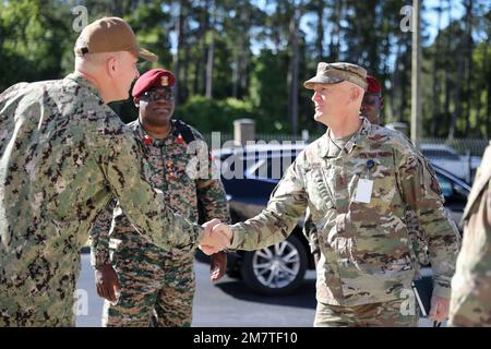 Einsatzleiter James Aiken, Commander, USA Marine Forces Southern Command/U.S. 4. Fleet, Left, wird vom Generaladjutanten von Florida, Major General James O. Eifert, während Key Leader Engagement (KLE) von FLNG, St. begrüßt Augustine, 13. Mai 2022. Vertreter der Florida National Guard arbeiteten mit dem State Partnership Program des National Guard Bureau zusammen, um die Beziehungen zu den Nachbarländern zu stärken. Die Verteidigungschefs der Barbados Defence Force (BDF) und der Antigua & Barbuda Defence Force (ABDF) nahmen an Notfallvorbereitungen Teil und erörterten weitere Möglichkeiten, um die zu gewährleisten Stockfoto