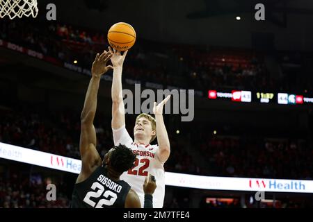 Madison, WI, USA. 10. Januar 2023. Steven Crowl (22), die Dachse von Wisconsin, legt beim NCAA-Basketballspiel zwischen den Michigan State Spartans und den Wisconsin-Dachse im Kohl Center in Madison, WI, einen Sprunghaken über das Michigan State Spartans Center Mady Sissoko (22). Darren Lee/CSM/Alamy Live News Stockfoto