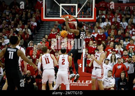 Madison, WI, USA. 10. Januar 2023. Das Michigan State Spartans Center Mady Sissoko (22) im Kohl Center in Madison, WI, taucht den Ball während des NCAA-Basketballspiels zwischen den Michigan State Spartans und den Badgern von Wisconsin ein. Darren Lee/CSM/Alamy Live News Stockfoto